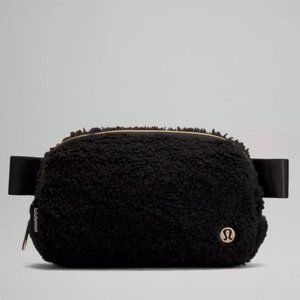 🖤 LULULEMON NWT IN HAND Everywhere Fleece Belt Bag Black